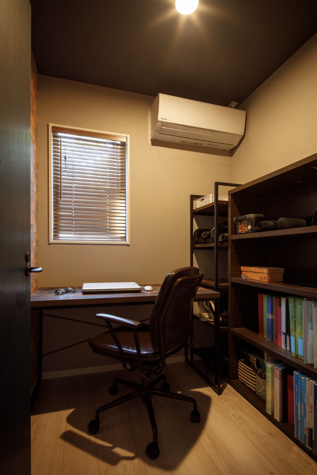書斎部屋は仕事に集中したりひとりでリラックスできるよう、落ち着いた雰囲気に仕上げました